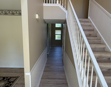 575 Capital Lane - Photo Thumbnail 3