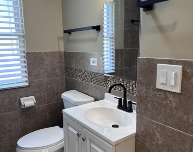 8532 S Yates Boulevard - Photo Thumbnail 7