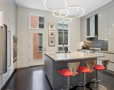 447 N Mcclurg Court - Photo Thumbnail 15