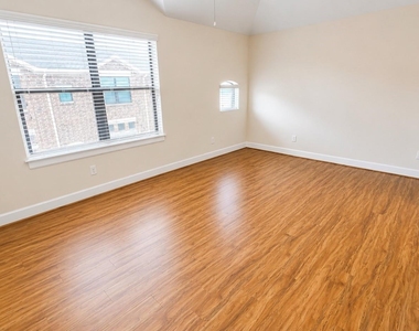 2710 Hullsmith Drive - Photo Thumbnail 9