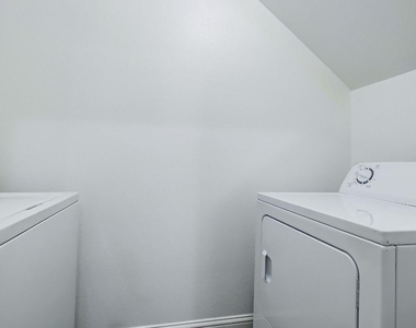 2402 Spence Street - Photo Thumbnail 13
