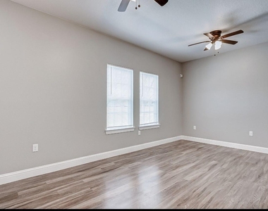 2402 Spence Street - Photo Thumbnail 4
