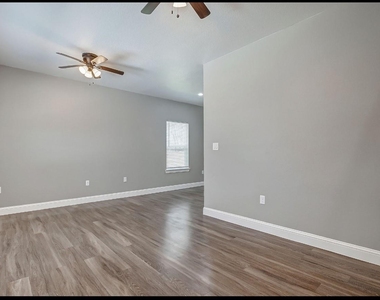 2402 Spence Street - Photo Thumbnail 2