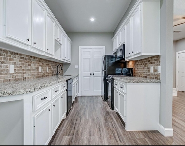 2402 Spence Street - Photo Thumbnail 7