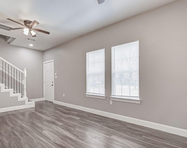 2402 Spence Street - Photo Thumbnail 3