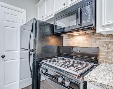 2402 Spence Street - Photo Thumbnail 8