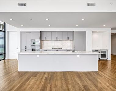 808 Crawford Street - Photo Thumbnail 2