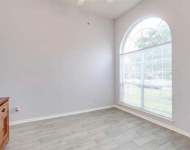 9323 Hillhaven Court - Photo Thumbnail 7