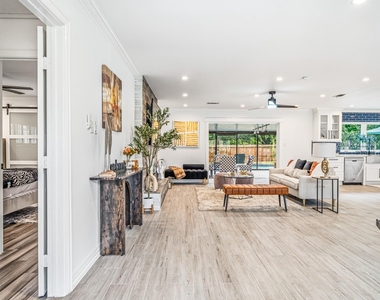9022 Quebec Dr - Photo Thumbnail 2