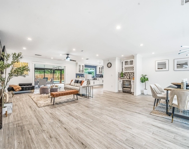 9022 Quebec Dr - Photo Thumbnail 3