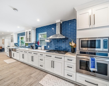 9022 Quebec Dr - Photo Thumbnail 13