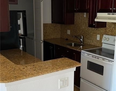 2855 Winkler Avenue - Photo Thumbnail 2