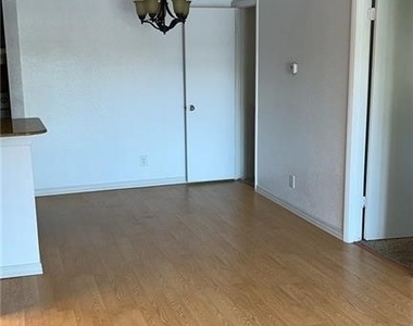 2855 Winkler Avenue - Photo Thumbnail 3