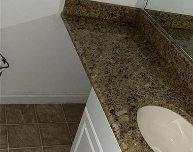 2855 Winkler Avenue - Photo Thumbnail 5