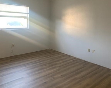2828 Jackson Street - Photo Thumbnail 4