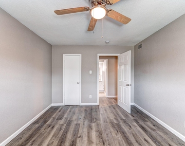 523 Spring Drive - Photo Thumbnail 15
