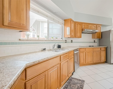 9310 Corner Oaks Ln - Photo Thumbnail 16