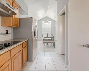 9310 Corner Oaks Ln - Photo Thumbnail 17
