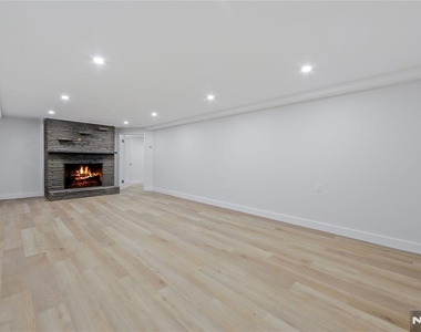 21 E Central - Photo Thumbnail 15