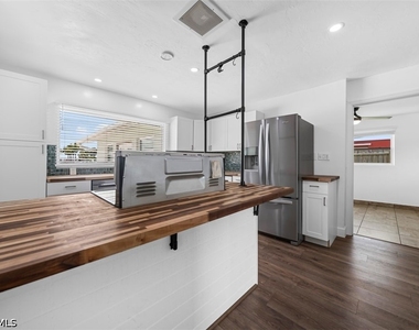 5460 Bayshore Road - Photo Thumbnail 7