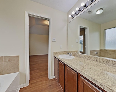4026 Hawthorne Glen Court - Photo Thumbnail 5