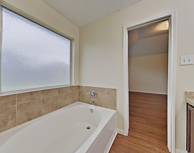 4026 Hawthorne Glen Court - Photo Thumbnail 6