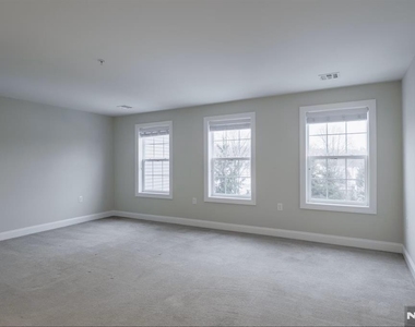 2-48 Grove - Photo Thumbnail 6