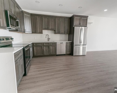 459 Bloomfield - Photo Thumbnail 7