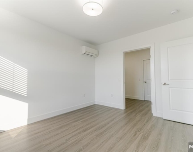 459 Bloomfield - Photo Thumbnail 12