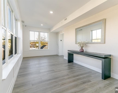459 Bloomfield - Photo Thumbnail 4