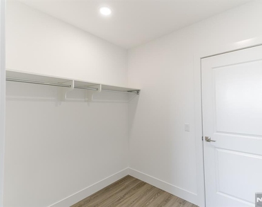 459 Bloomfield - Photo Thumbnail 13