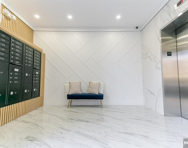 459 Bloomfield - Photo Thumbnail 3