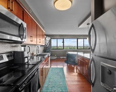 60 Parkway - Photo Thumbnail 9
