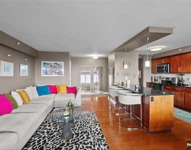 60 Parkway - Photo Thumbnail 7