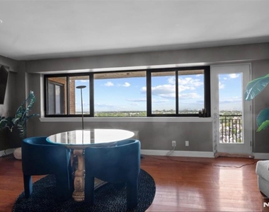 60 Parkway - Photo Thumbnail 13