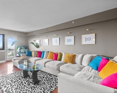 60 Parkway - Photo Thumbnail 8