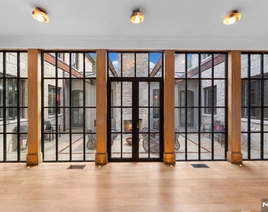 548 W Sylvan - Photo Thumbnail 5