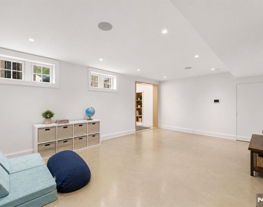 548 W Sylvan - Photo Thumbnail 37