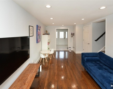 154 Middlesex - Photo Thumbnail 13
