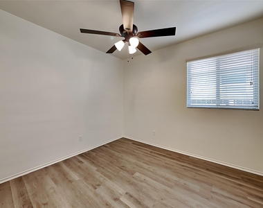 10016 Sterling Place Drive - Photo Thumbnail 13