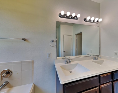10016 Sterling Place Drive - Photo Thumbnail 11