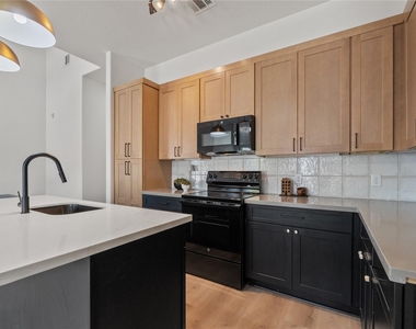 4214 Clover Street - Photo Thumbnail 12