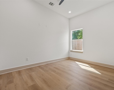 4214 Clover Street - Photo Thumbnail 16
