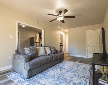 106 Mimosa St - Photo Thumbnail 3