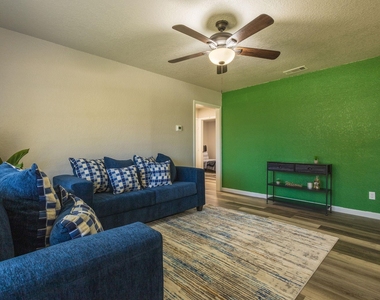 106 Mimosa St - Photo Thumbnail 4