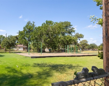 106 Mimosa St - Photo Thumbnail 9