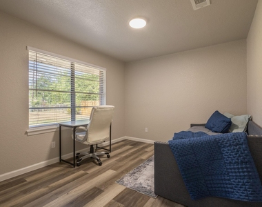 106 Mimosa St - Photo Thumbnail 7