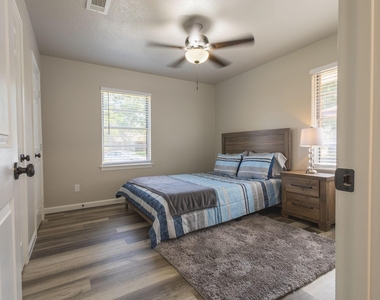 106 Mimosa St - Photo Thumbnail 5