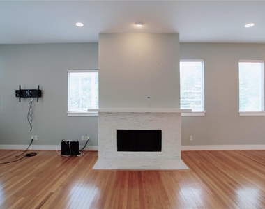 4701 Caroline Street - Photo Thumbnail 6