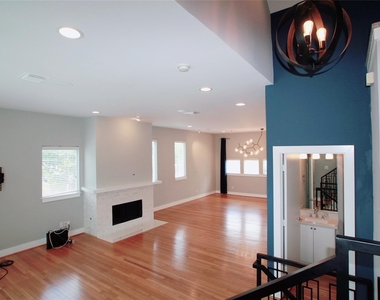 4701 Caroline Street - Photo Thumbnail 3